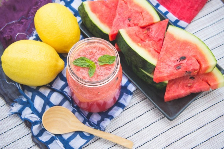 ليموناضة بالفراولة والبطيخ