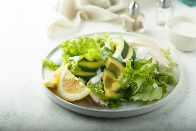 سلطة الأفوكادو بصوص الرانش