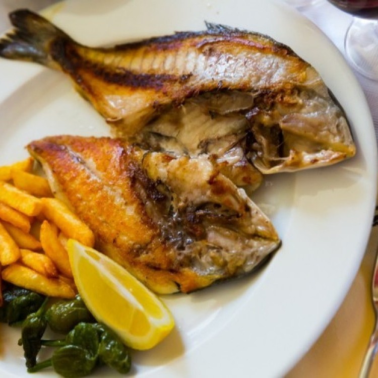 حيل مدهشة لقلي السمك بدون الروائح المزعجة