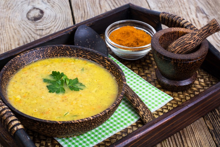 شوربة العدس بالبطاطس والكاري