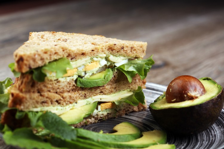 ساندويش البيض بصلصة الجواكامولي