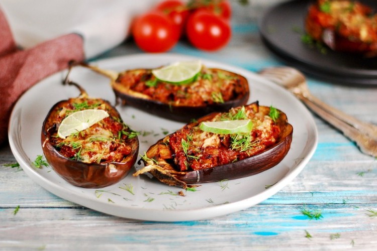 قوارب الباذنجان باللحمة المفرومة بالفرن