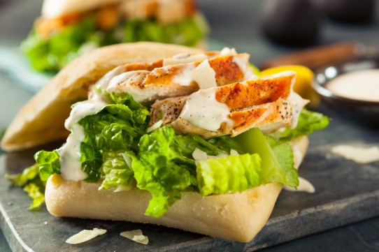 ساندويش دجاج بصوص السيزر