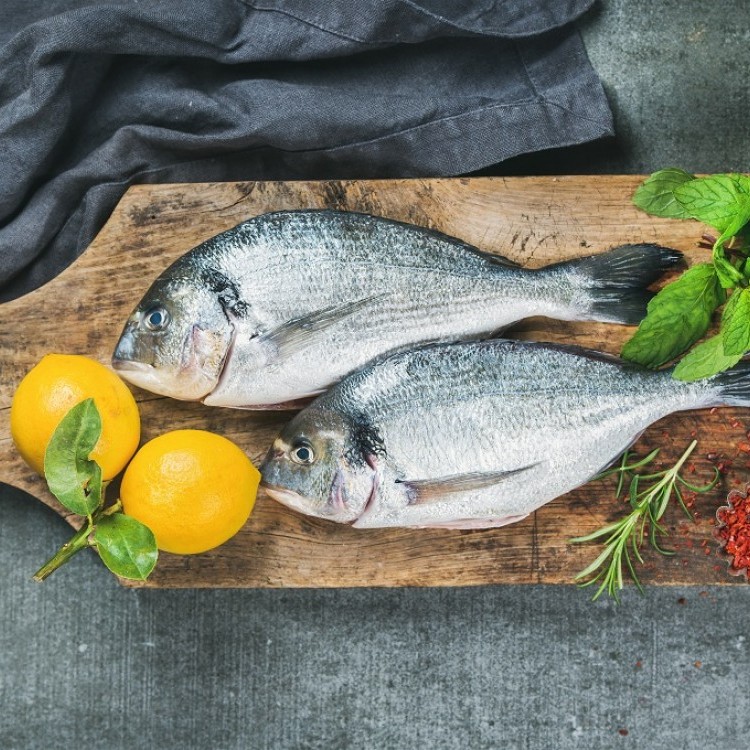 كيفية إزالة رائحة السمك من اليدين