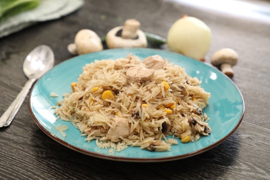 أرز بالدجاج والفطر والذرة بالفيديو