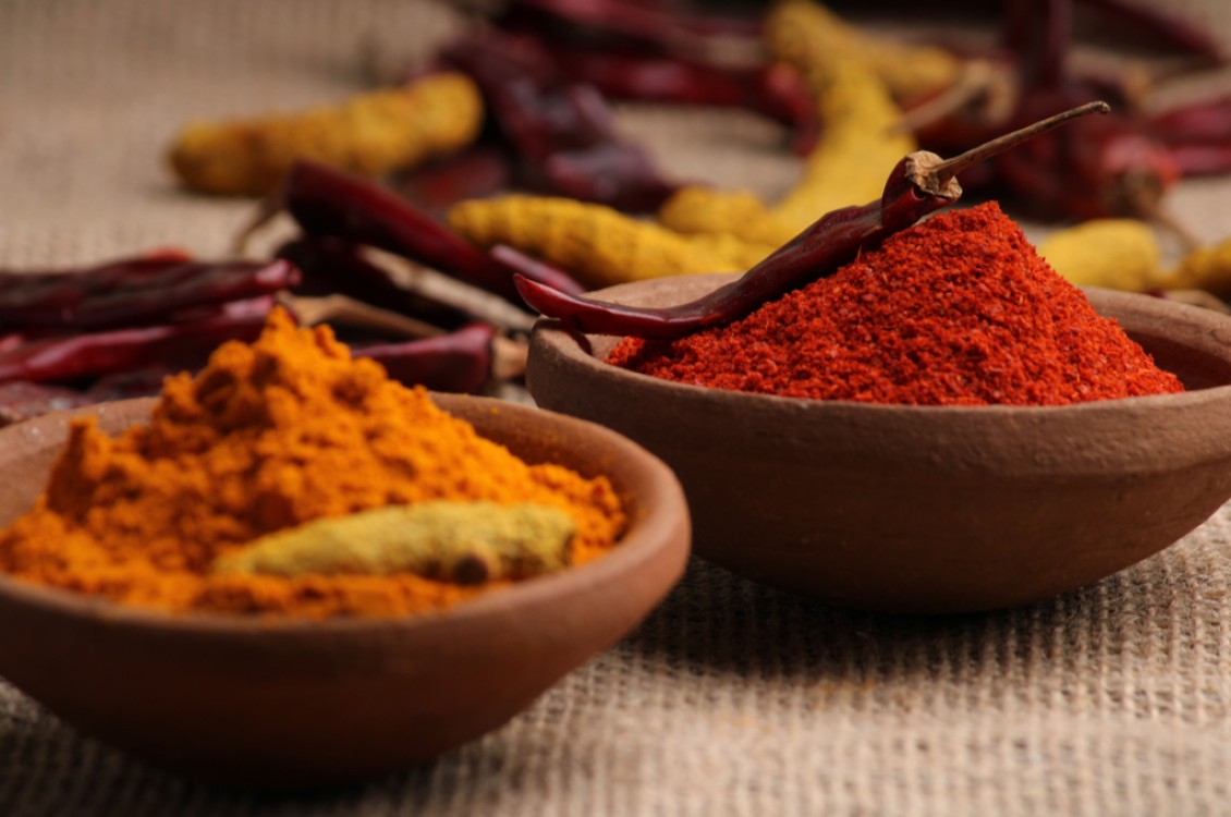 الفرق بين الكركم والعصفر