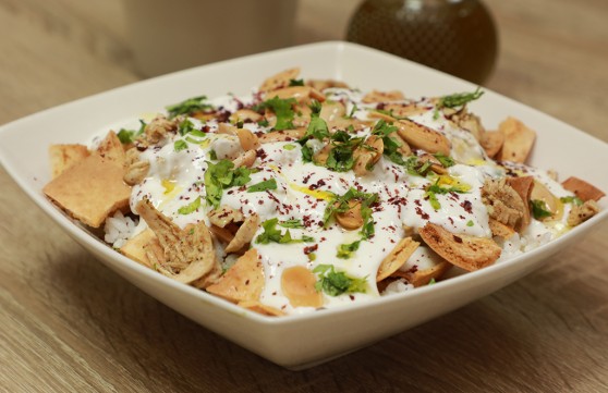 فتة دجاج بالأرز بالفيديو