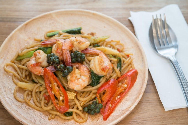 نودلز بالروبيان والخضار للرجيم