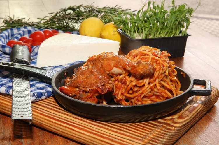 مكرونة بالدجاج والصلصة