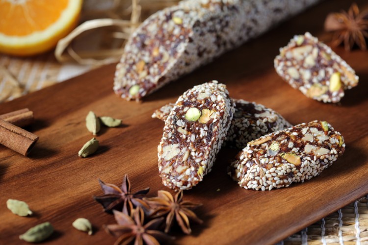 حلى رولات التمر بالمكسرات