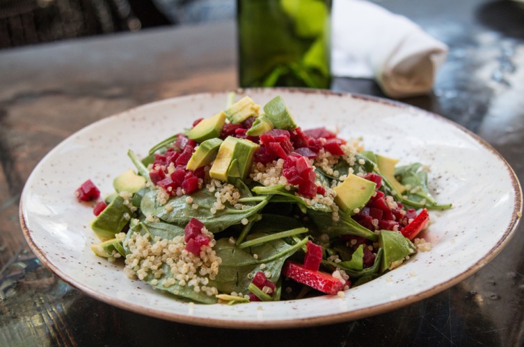 سلطة الكينوا بالشمندر