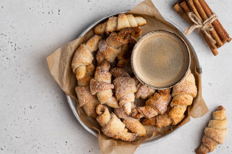 كرواسان الزبيب والقرفة السريع