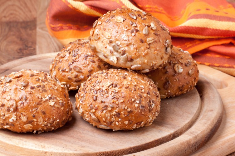 خبز البرجر بالدقيق الأسمر