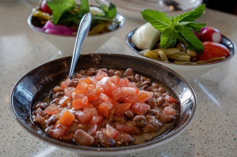 فول مدمس بالطماطم والبصل