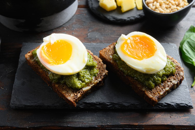 بيض بالبيستو والأفوكادو