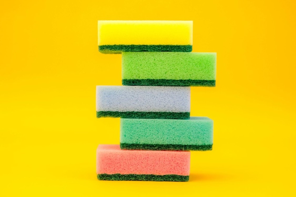 استخدامات غير متوقعة لإسفنجة الجلي في أداء مهام التنظيف