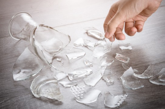 إليكم هذه الطرق الآمنة لجمع الزجاج المكسور في المنزل