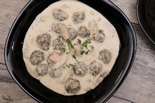 كرات اللحم بصلصة الفطر بالفيديو