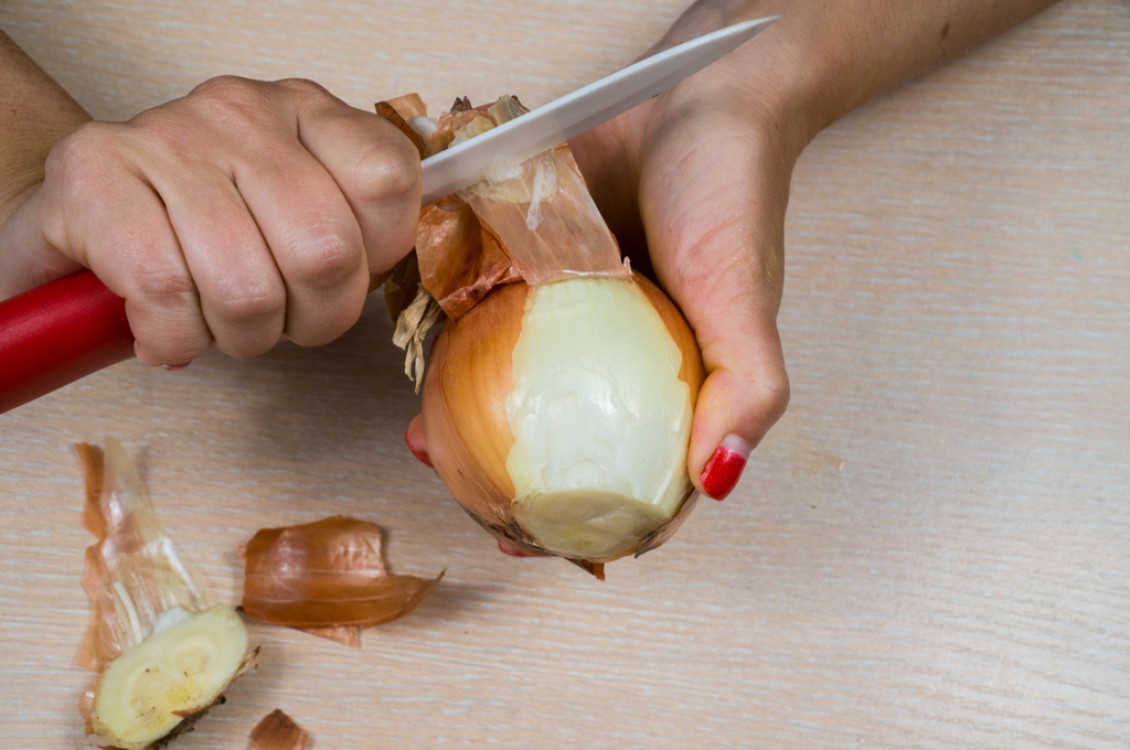 أفضل طرق تقشير البصل