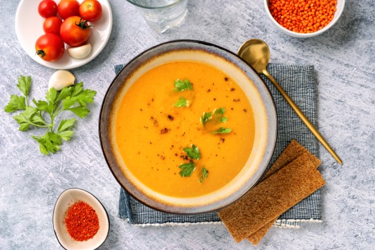 شوربة العدس بالجزر والكزبرة