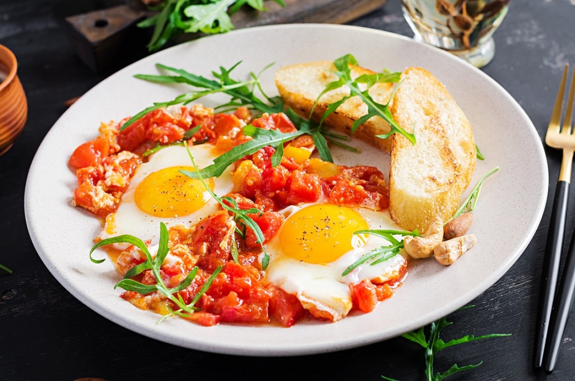البيض بالطماطم