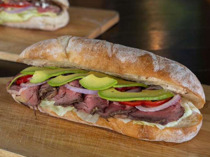 سندويش الروست بيف بالأفوكادو