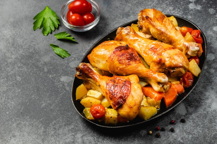 صينية أفخاذ الدجاج بالبطاطس اللذيذة