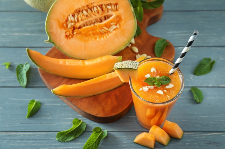 عصير الشمام باللوز