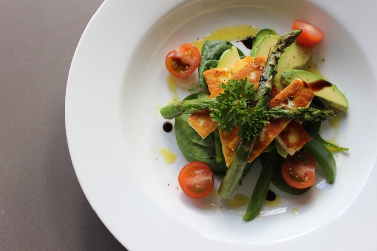 سلطة الهليون مع الأفوكادو