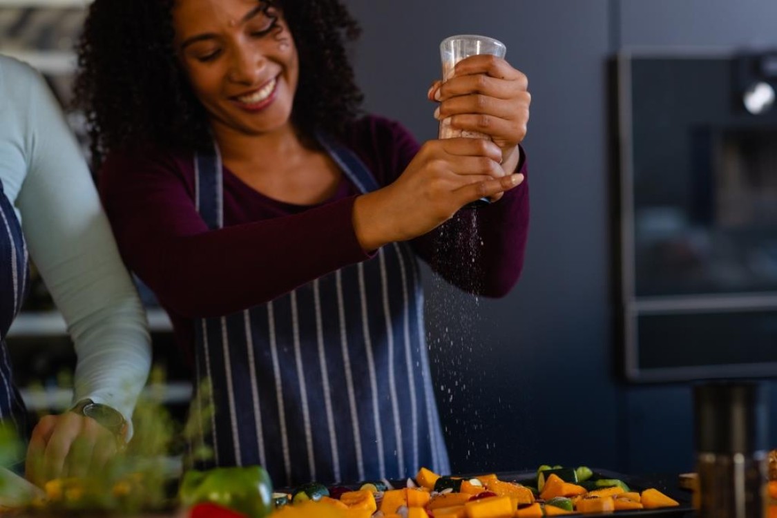 أفضل 6 طرق للتخلص من الملح الزائد في الطعام