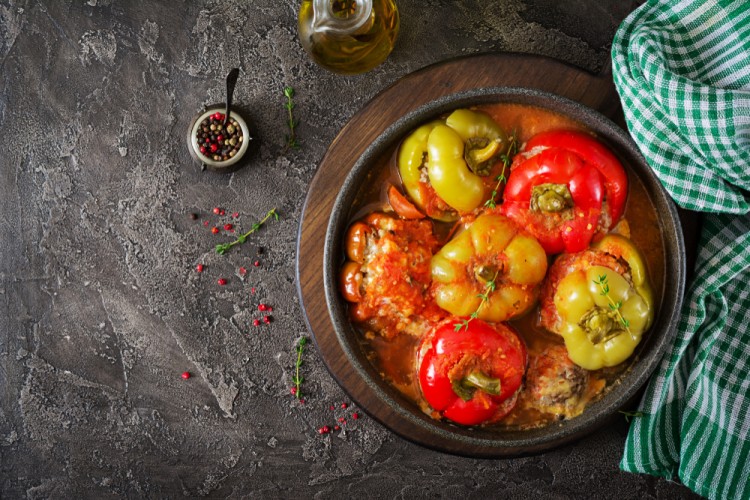 فلفل محشي باللحم المفروم والجبن بالفرن