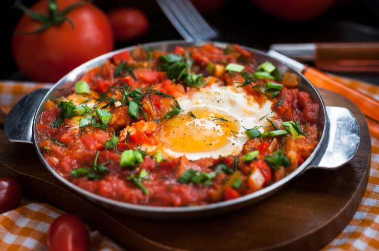 بيض بالبسطرمة والطماطم