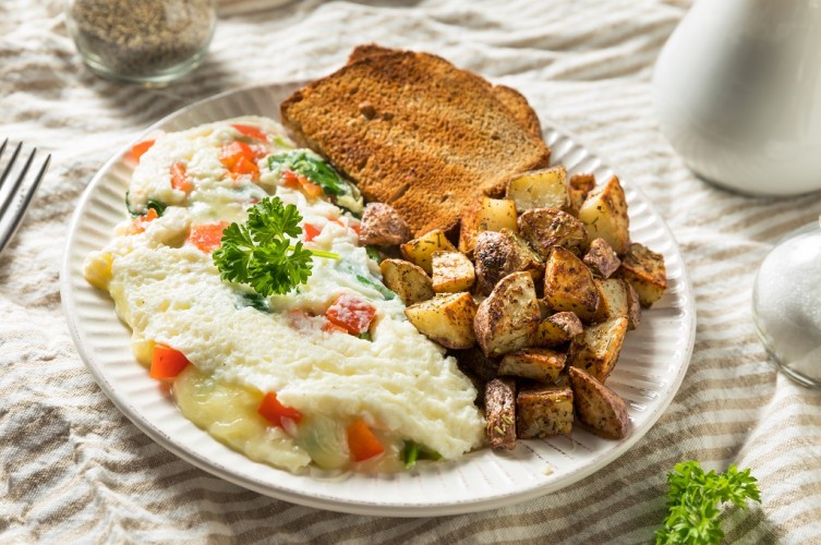 طريقة عمل البيض المقلي بالطماطم