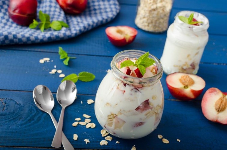 الفواكة بالزبادي والشوفان للدايت