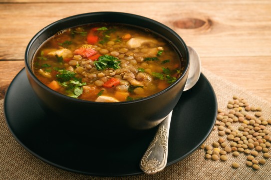 شوربة العدس البني بالطماطم