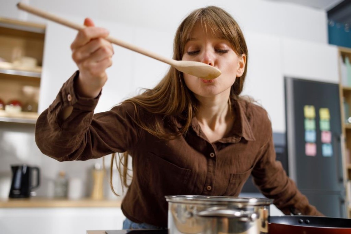 نصائح لطهي طعام متوازن الملح والبهارات قبل تناوله على المائدة