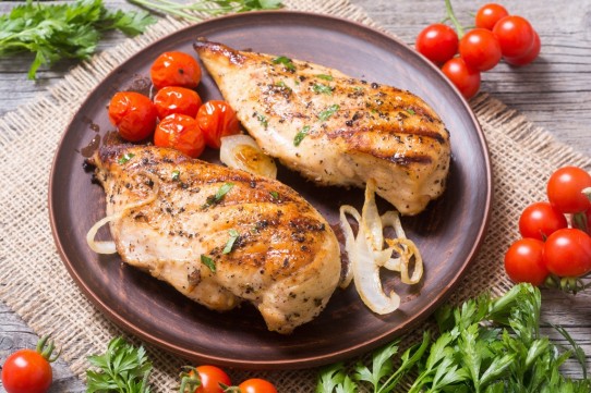 دجاج مطهو بالزبدة لغداء شهي