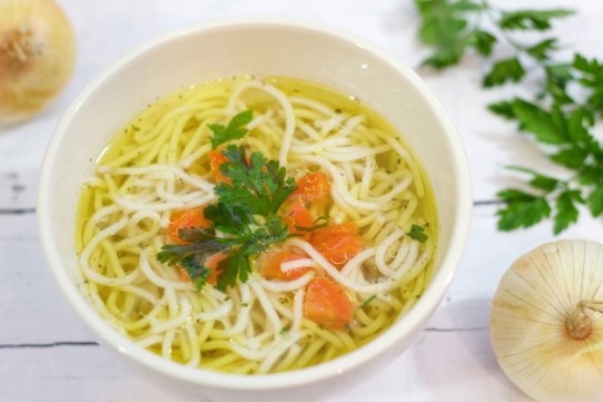 شوربة الشعيرية بعدة وصفات مغذية وطيبة