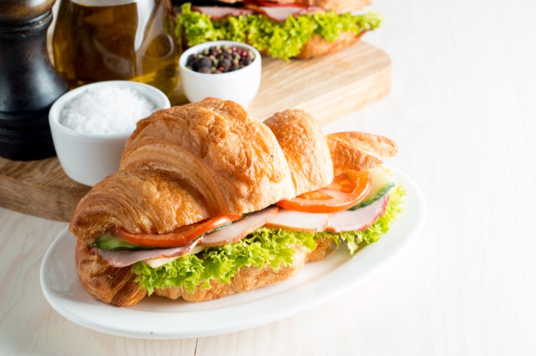 كرواسان محشو بالجبن والتيركي للفطور