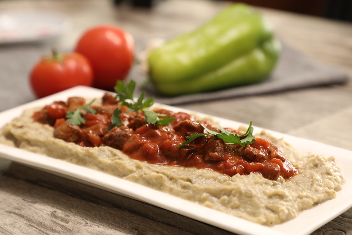 متبل باذنجان باللحم والطماطم بالفيديو