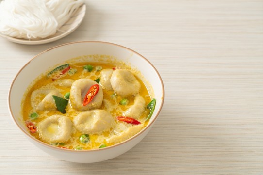 شوربة كرات الدجاج بالكاري