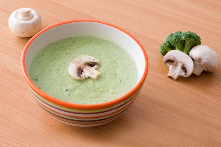 شوربة البروكلي بالكريمة والمشروم