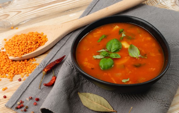 شوربة العدس بالطماطم