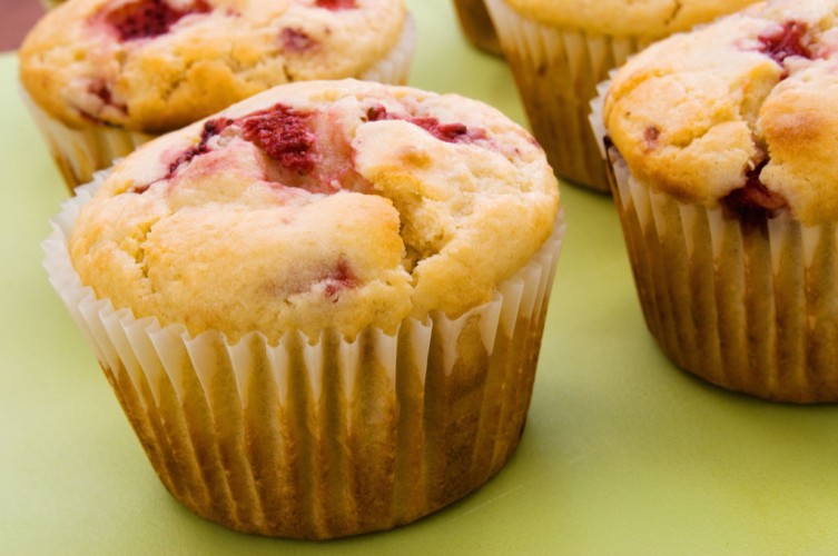 كب كيك محشي بالفراولة