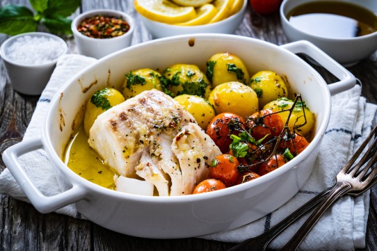 سمك مشوي بالبطاطس والطماطم بصوص الليمون
