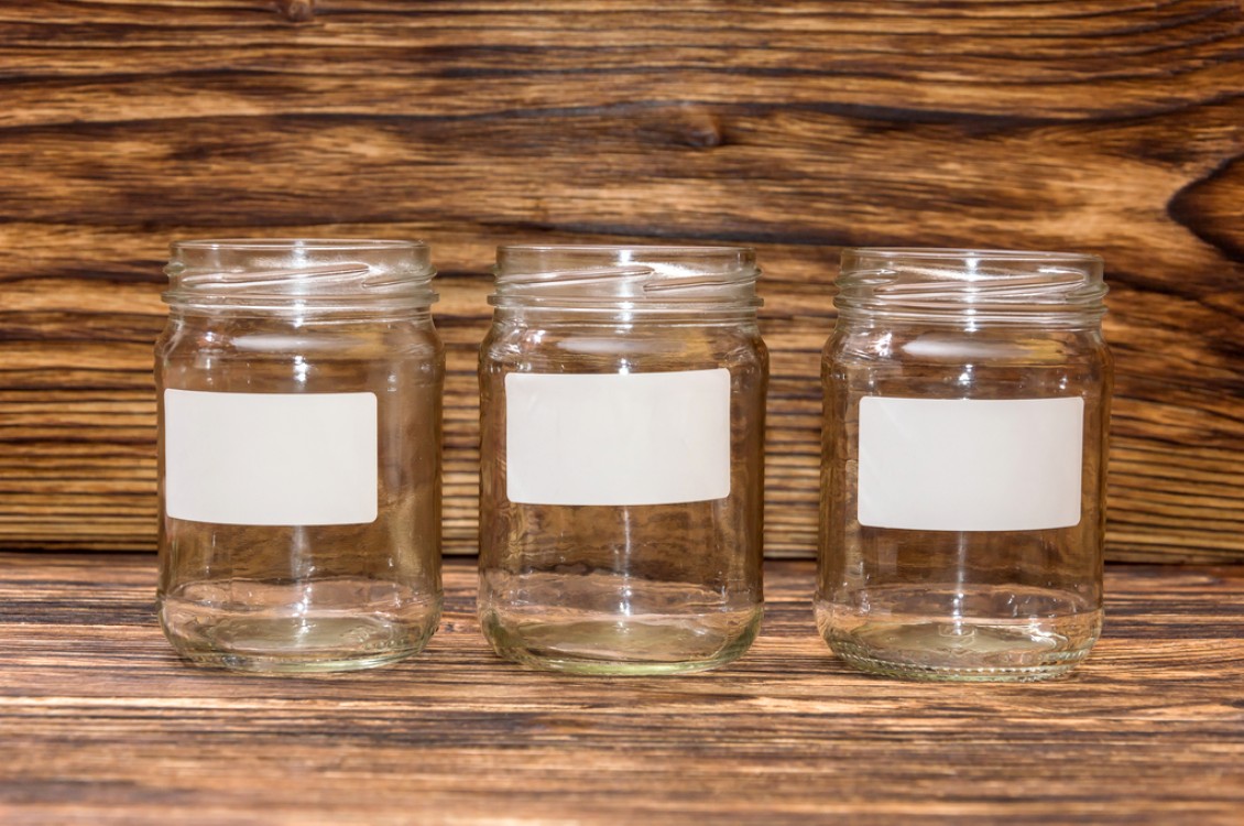 بالخل الأبيض.. طريقة منزلية سهلة لإزالة الملصقات من المرطبانات