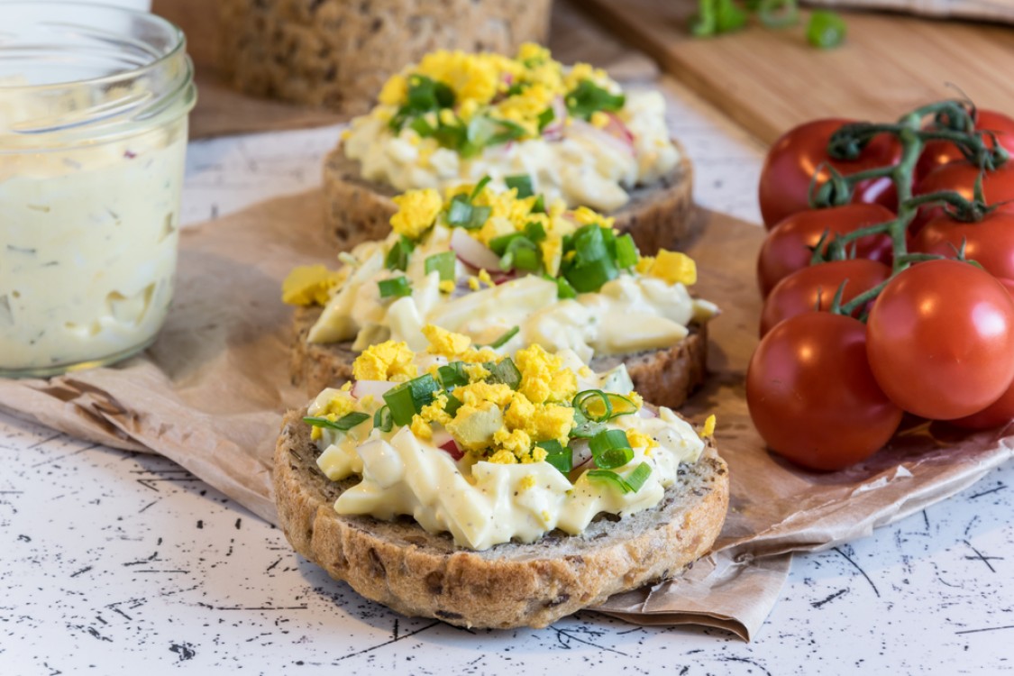 ساندويش البيض مع البصل الأخضر صحي للرجيم