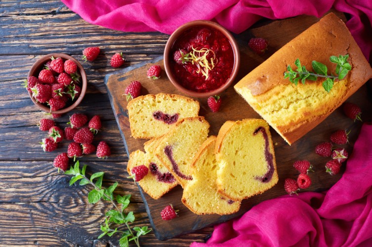 كيك هش  بمربى التوت