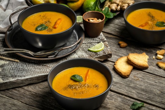 شوربة بطاطا حلوة بالجزر