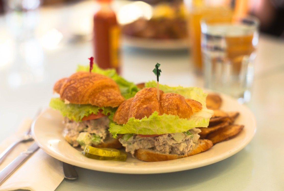 ساندويشات كرواسان بالتونة